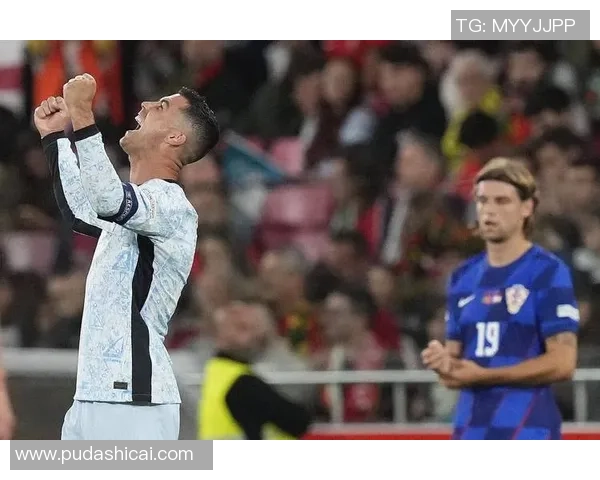 足球巨星经典动作解析 揭秘那些让人铭记的标志性姿势与瞬间